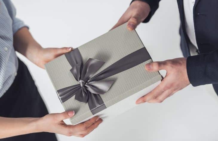 Benefits of Giving Personalized Gifts To Employees