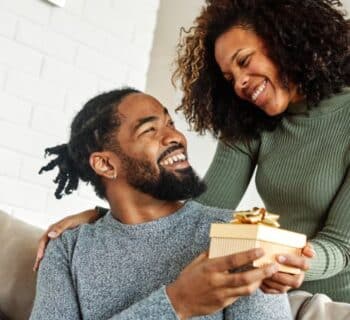 Choosing an Anniversary Gift: The Dos and Don’ts