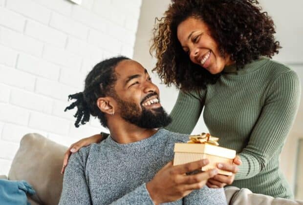 Choosing an Anniversary Gift: The Dos and Don’ts