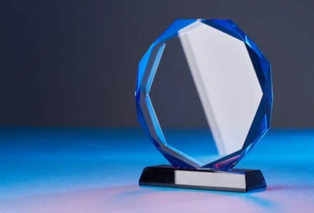 Crystal vs. Acrylic Plaques: What Are the Main Differences?