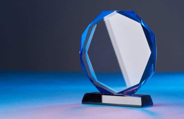 Crystal vs. Acrylic Plaques: What Are the Main Differences?